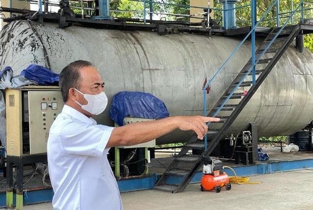 Apriyadi Cek Operasional Pabrik Karet Muba