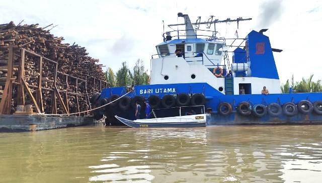 Tongkang bermuatan kayu akasia tabrak Dermaga Dishub Muba dan Dermaga KSOP Karang Agung di Perairan Karang Agung Kecamatan Lalan