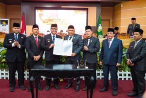 Foto Bersama Usai Sidang Paripurna Penetapan Bupati dan Wakil Bupati Terpilih Banyuasin Periode 2025-2030