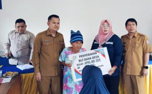 Kades Bukit dan PJ Kades Persiapan Bukit Makmur Serahkan Bantuan BLT DD Kepada Salah Satu KPM