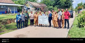 Pembangunan jalan cor beton plus aspal cair di RT 09 Dusun 02 Desa Bukit