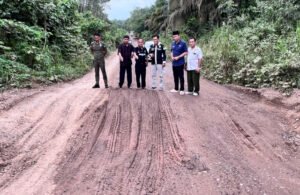 Pemcam Babat Supat dan Pemdes Supat Timur, menunjukan kondisi jalan saat investigasi