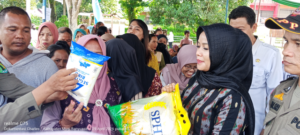 Foto : Perwakilan Bank Sumsel Babel, Apriana, saat membagikan paket sembako kepada warga  PT Muba EnBerjaya, Pratama, membagikan paket kepada warga Kecamatan Lais.