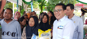 Foto : Sekretaris PT Muba Energi Maju Berjaya, Pratama, saat membagikan paket kepada warga Kecamatan Lais