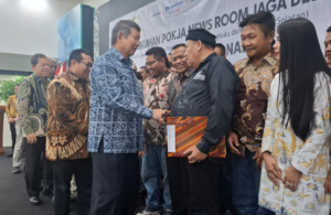 Hasyim Djojohadikusumo dan Ketum SMSI Firdaus, memberikan ucapan selamat kepada Ketua SMSI Sumsel Jon Heri
