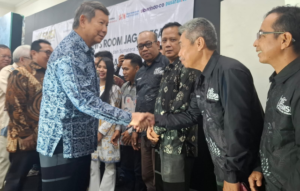 Hashim Djojohadikusumo, saat memberikan ucapan selamat kepada pengurus Newsroom Jaga Desa Provinsi Sumatera Selatan