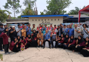 Foto Bersama di Rumah Produksi Singkong Dusun Selaro Desa Simpang Bayat