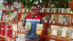 Field Manager PHE Jambi Merang, R. Satrio, saat memamerkan produk olahan dari singkong