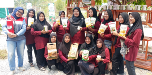 Ketua bersama pengurus dan anggota KWT Embun Pagi saat memperlihatkan hasil turunan dari produksi singkong