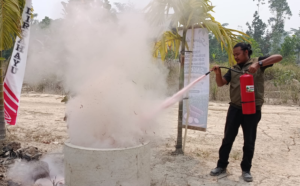 Ujicoba APAR model tabung berbahan limbah kulit singkong 